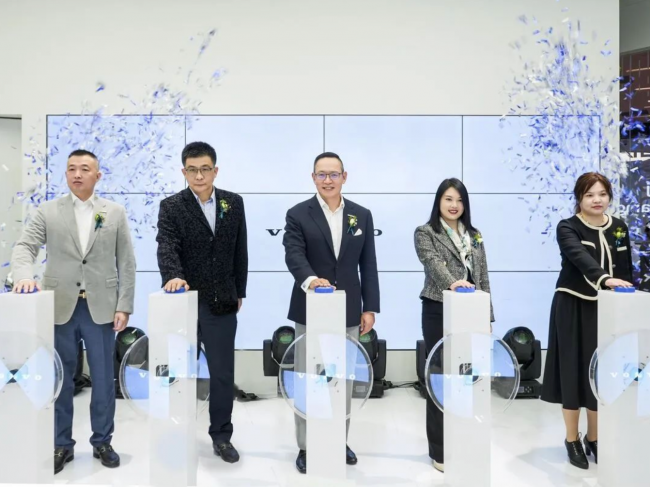 袁小林出席沃尔沃汽车体验店开业仪式，积极拓展全新商业模式